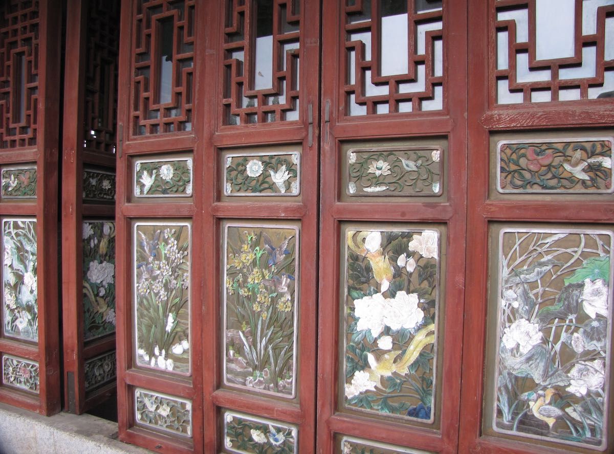 art-on-pagoda-doors-shan-lake-guilin.jpg
