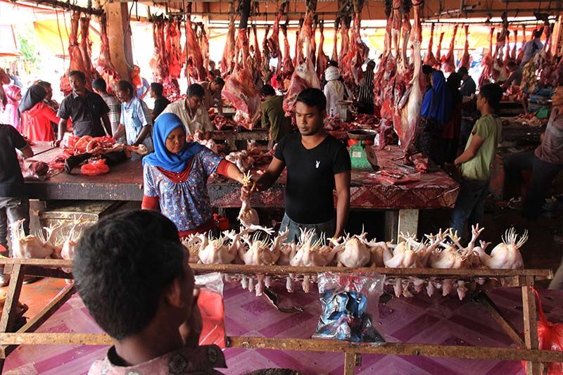 Warga-membeli-ayam-potong-ketika-meugang-di-pasar-Lambaro-Banda-Aceh.jpg