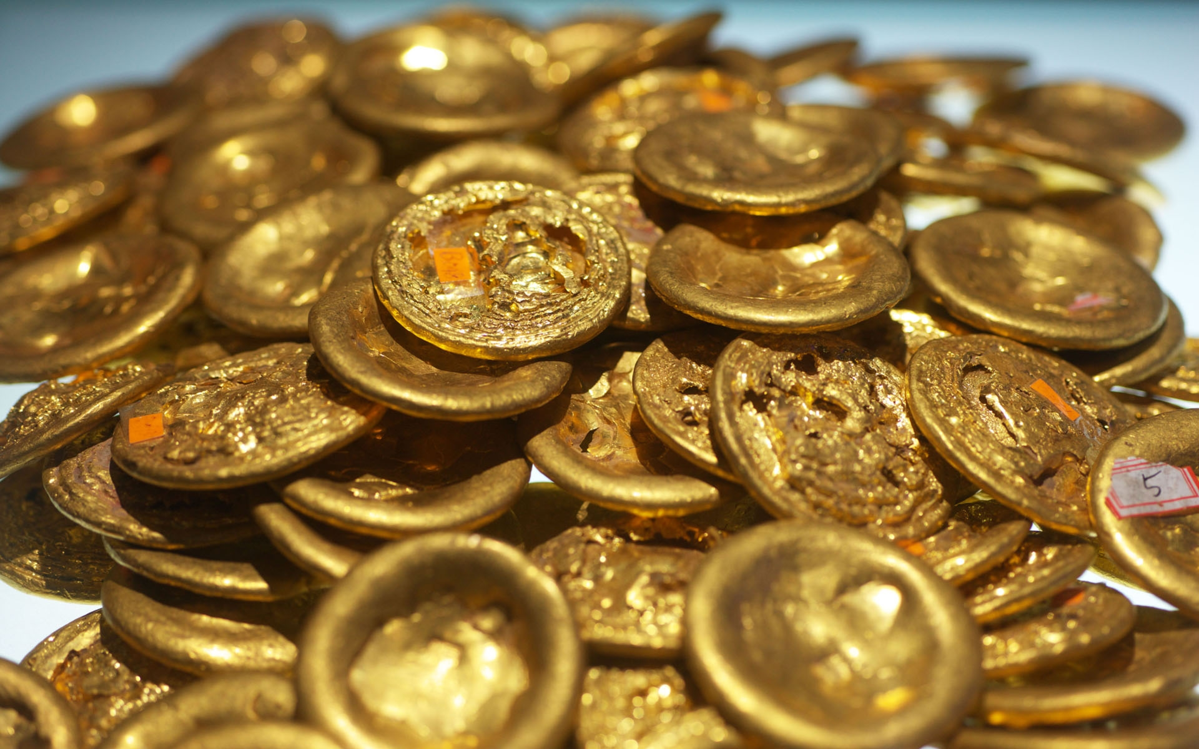 История благополучия. Золотые монеты древнего Китая. Монета Золотая. Старинное золото. Золотые монеты на столе.