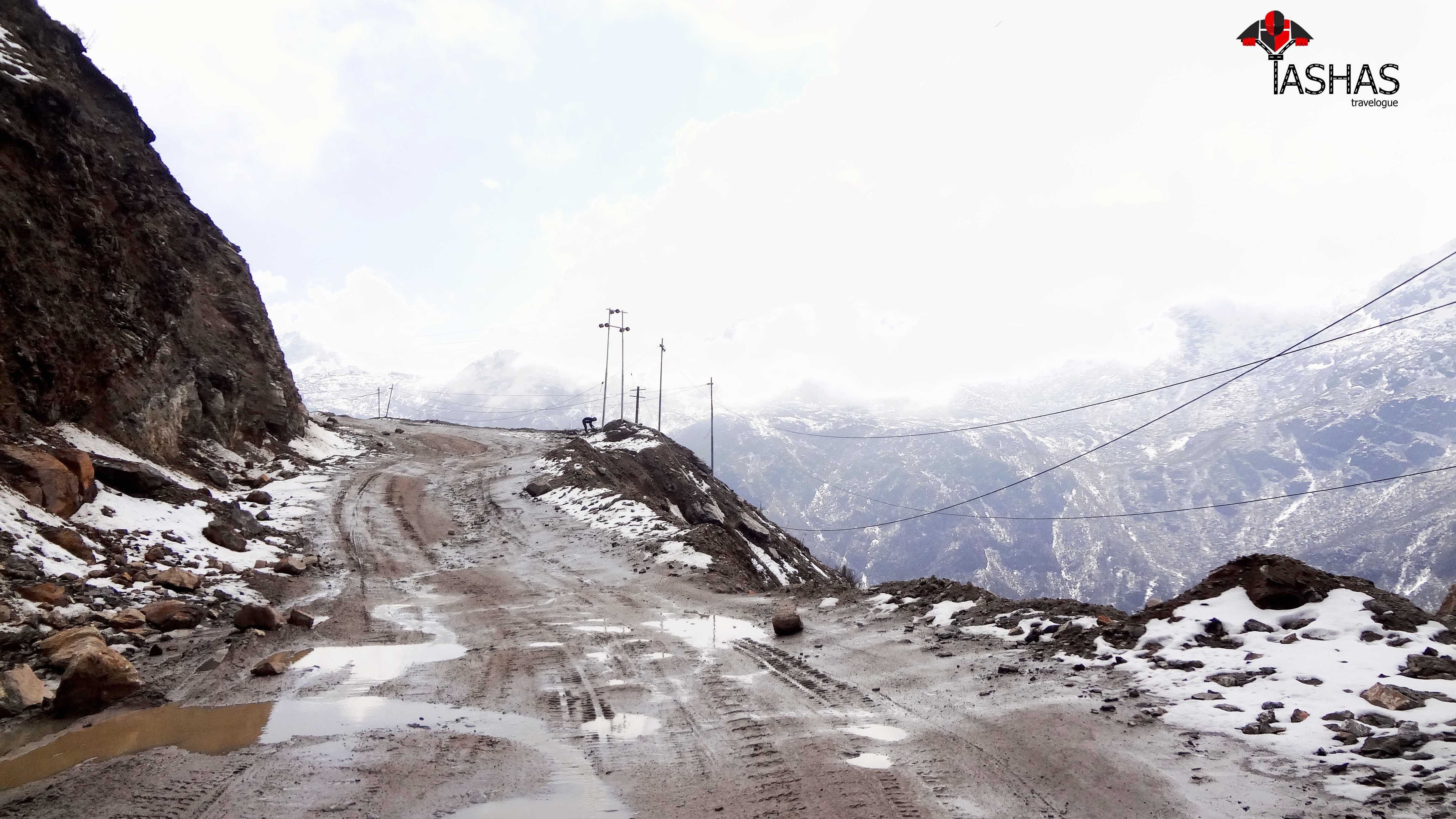 Road to nathula at higher altitude.jpg