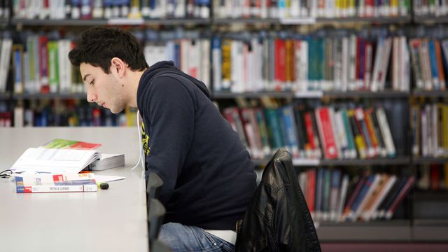 un-garcon-etudie-dans-une-bibliotheque_4741453.jpg