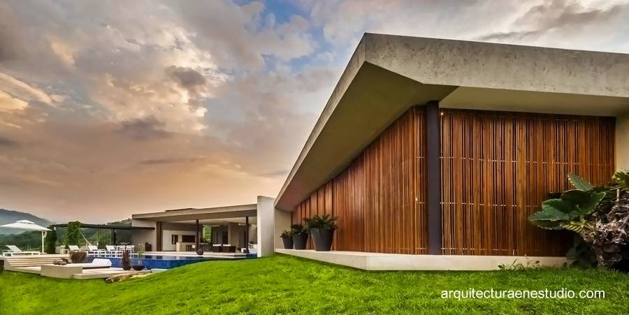 Extensa casa residencial rural colombiana de dos alas en una planta.jpg