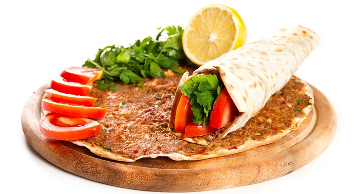 gebelikte-lahmacun-yemek-bebege-zararli-mi1.jpg