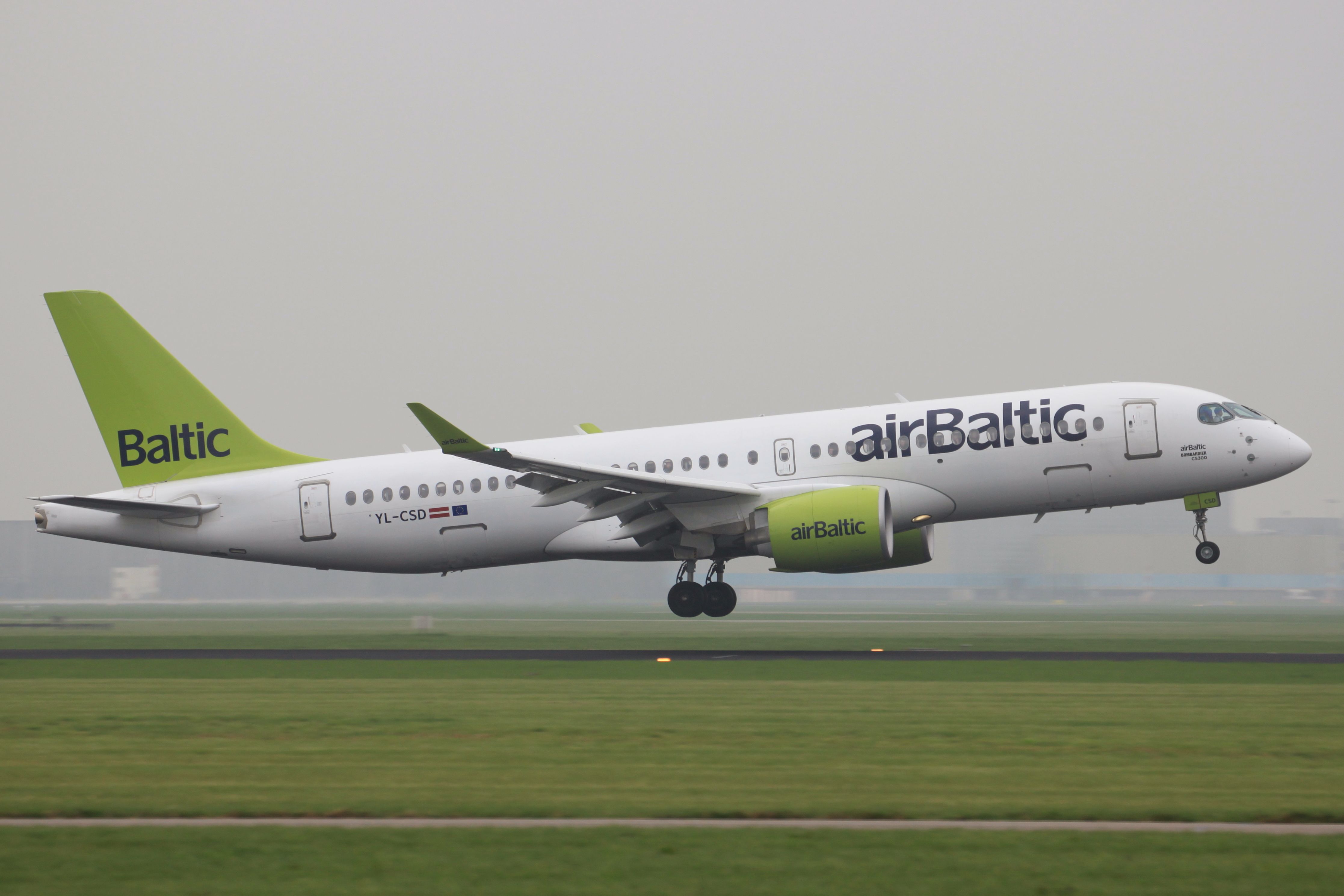 YL-CSD Air Baltic -CS300.JPG