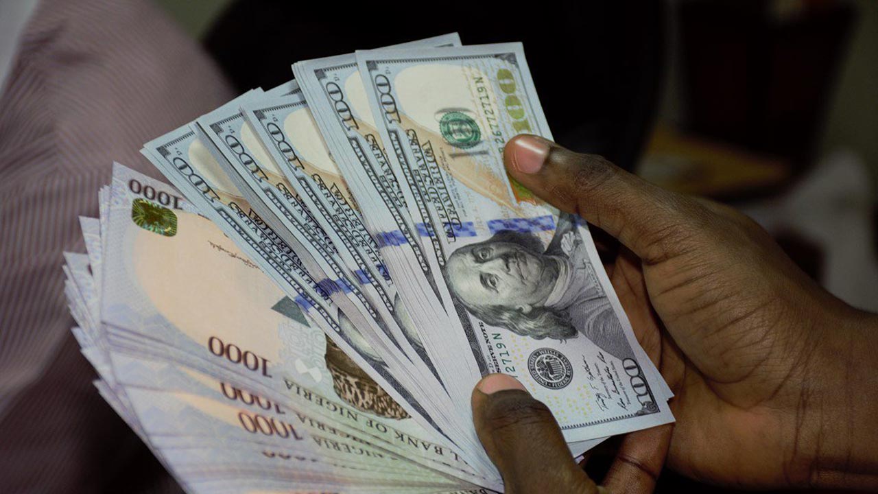 naira-crashes-against-dollar-at-parallel-market.jpg