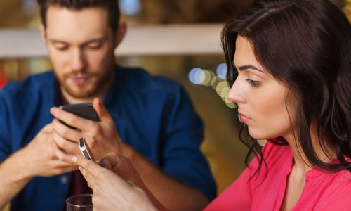 man-and-woman-using-smartphones-500.jpg