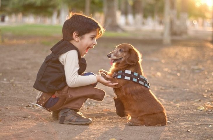 Batalla-de-Photoshop-al-niño-y-su-perro-vestidos-de-Han-Solo-y-Chewbacca-730x479.jpg