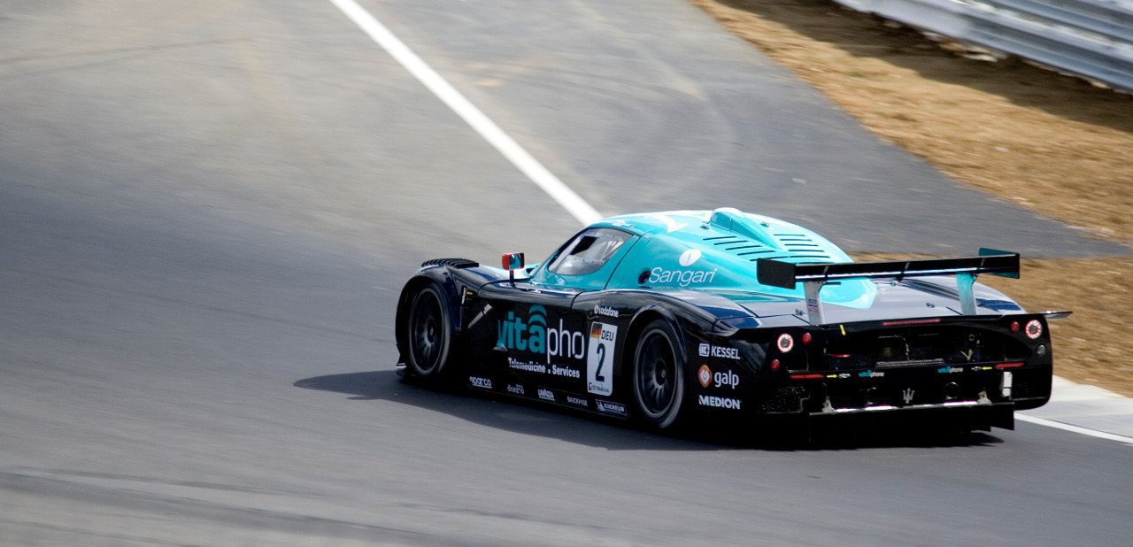 vista-trasera-de-un-maserati-mc12-de-competicion.jpg