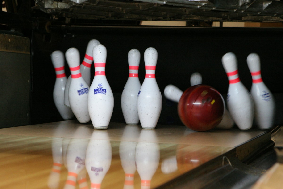 bowling_pins_falling_alley_lane_fun_recreation_ball-749599.jpg
