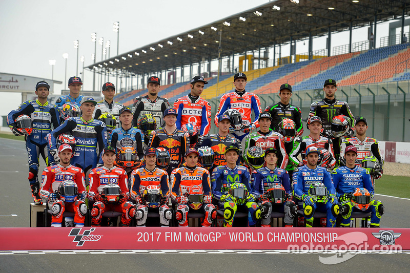 motogp-qatar-gp-2017-groupshoot-with-all-riders-from-2017.jpg