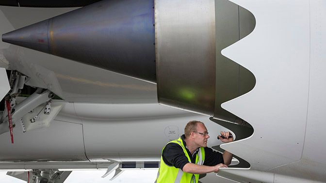 B787_engine_change_2.JPG