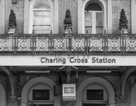 42363757-londres-reino-unido--09-de-junio-2015-estaci-n-ferroviaria-nacional-charing-cross-en-blanco-y-negro.jpg