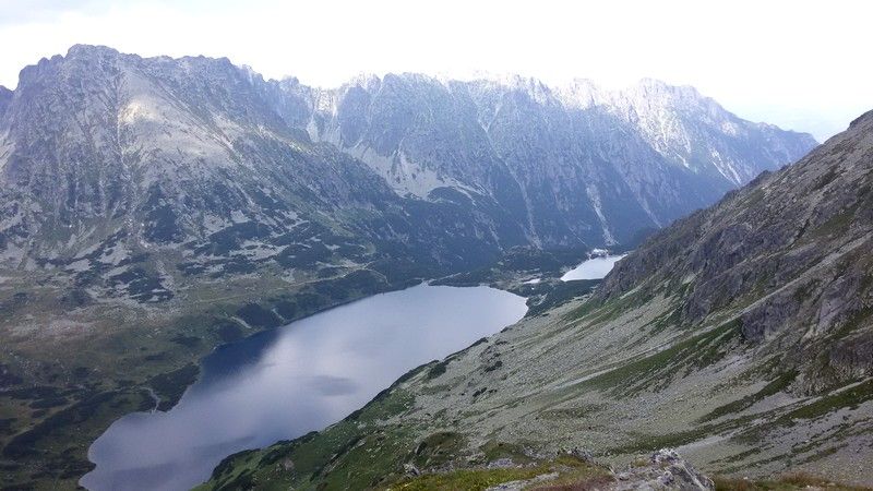 widok na Wielki Staw Polski i schronisko w Dolinie 5 stawów.jpg