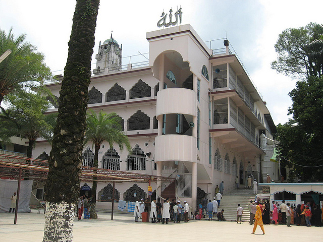 Hazrat Shahjalal Mazar Sharif Sylhet.jpg