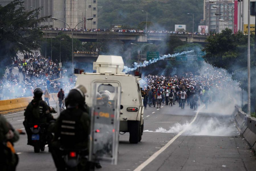 2017-04-20T201532Z_1672038680_RC1C5F216F40_RTRMADP_3_VENEZUELA-POLITICS-PROTESTS-899x600.jpg