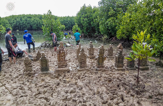 Makam peninggalan kerajaan Aceh terbengkalai di Gampong Pande -- Mapesa.jpg