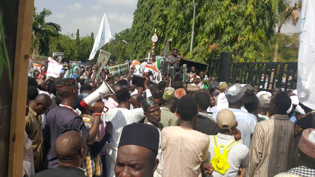IMN Members Protest In Abuja, Shoot Security Operatives And Burnt Some Vehicles