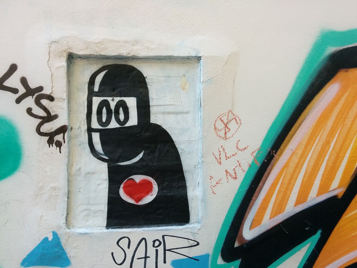 graffiti-valencia-spain-ninja-extraterrestre-love-amor-steemit-trenz (21).jpg