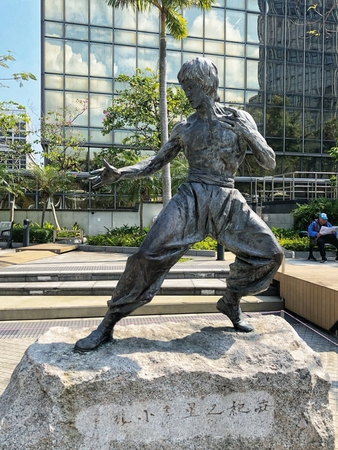 giant bruce lee statue