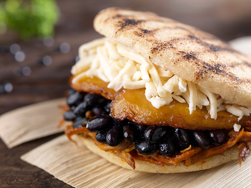 El budare, utensilio para hacer arepas que se llevan venezolanos