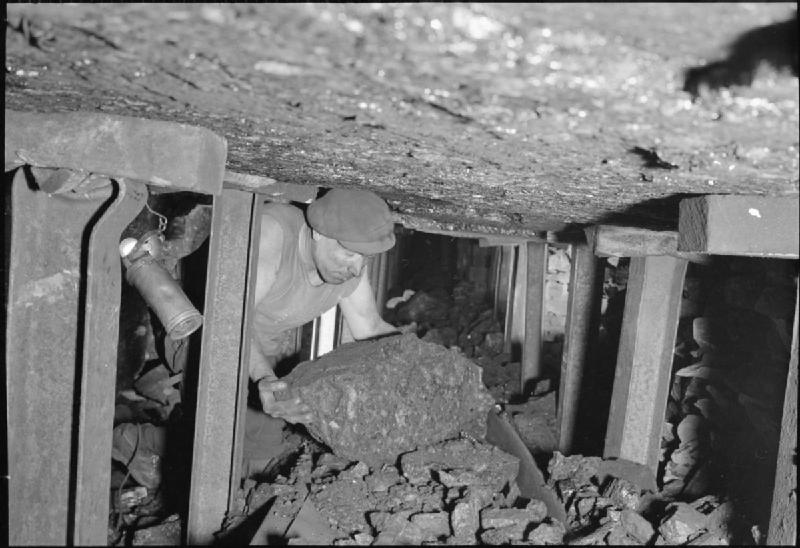 Coal_Miners-_Everyday_Life_in_a_Midlands_Colliery,_England,_UK,_1944_D18872.jpg