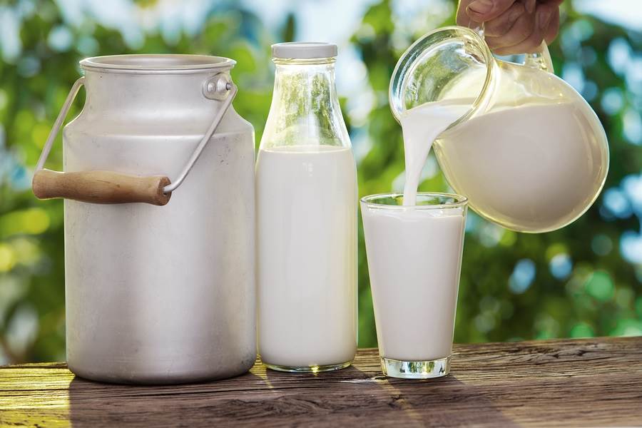 6359219570930788031679534251_Pouring-fresh-raw-milk-in-glass.jpg