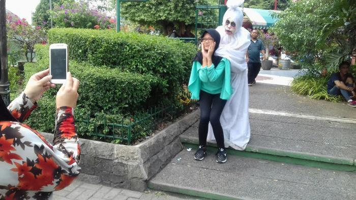 foto dengan pocong di taman topi bogor -- foto tribunnews.jpg