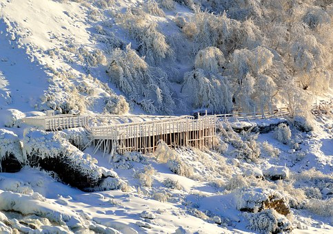 NiagaraFallsWalkwayinWinter.jpg