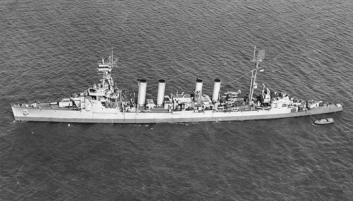 USS_Cincinnati_(CL-6)_off_New_York_City_on_22_March_1944_(19-N-62458).jpg