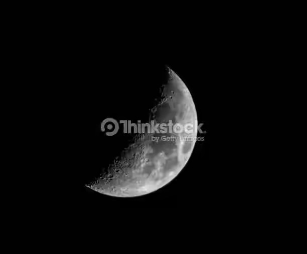 half-moon-25th-november-2017-picture-id880504892.jpg