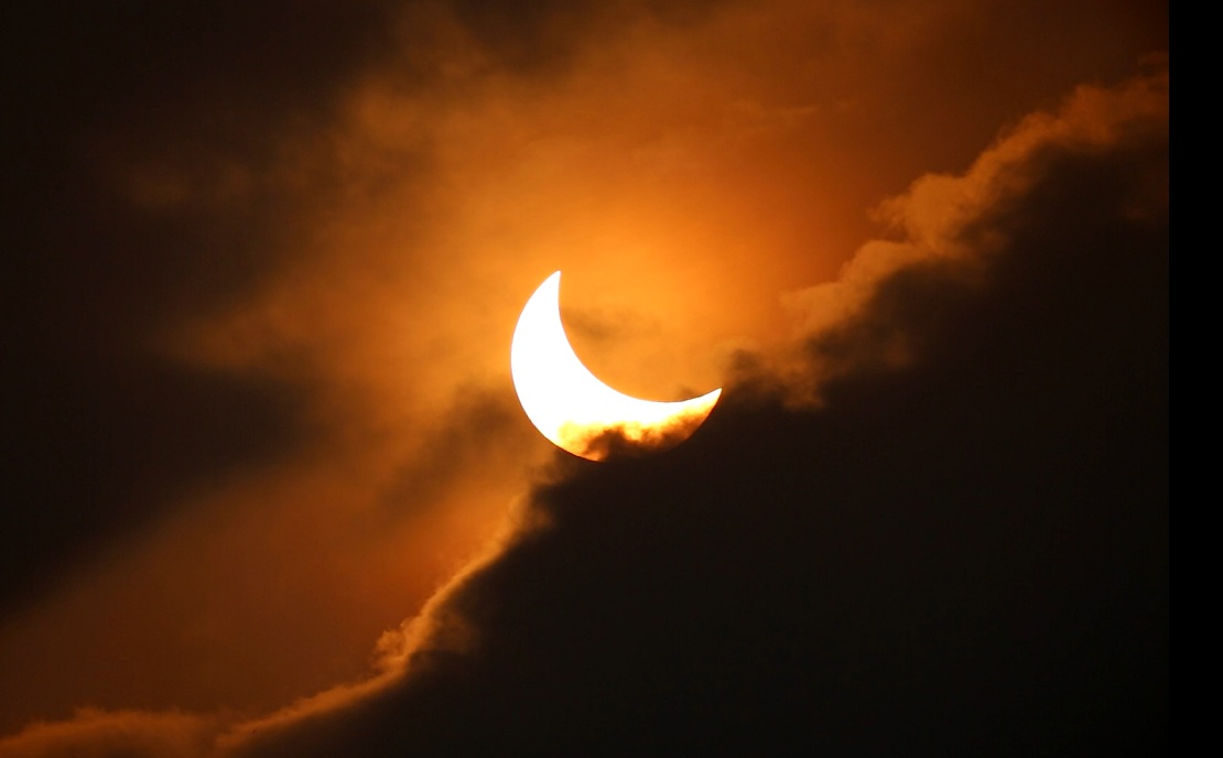 the difference lunar eclipse with the solar eclipse (Perbedaan 