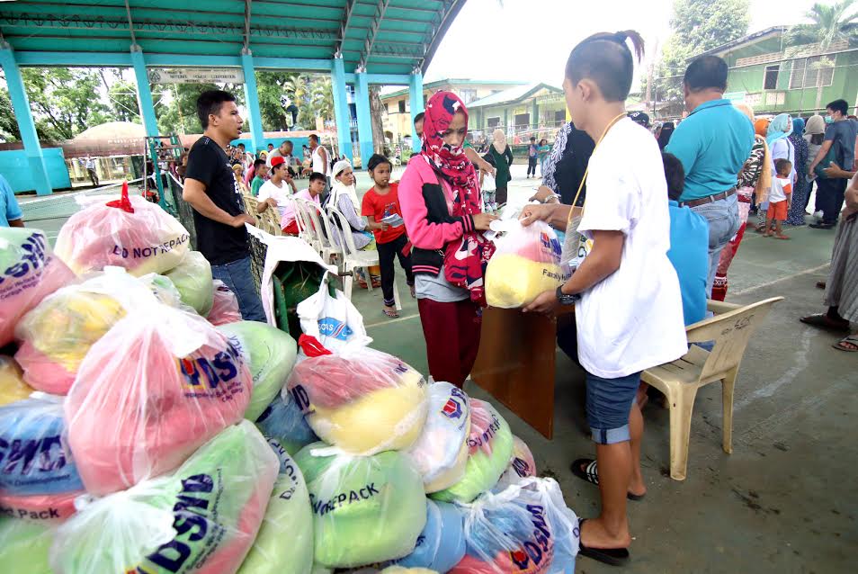 Bakwits_in_Baloi-i_evacuation_center_relief_distribution_Erwin_Mascarinas_05302017.jpg