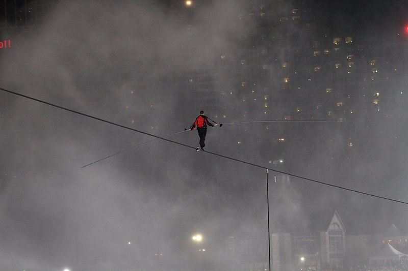 800px-Nik_Wallenda_Niagara_Falls_2012_2.jpg