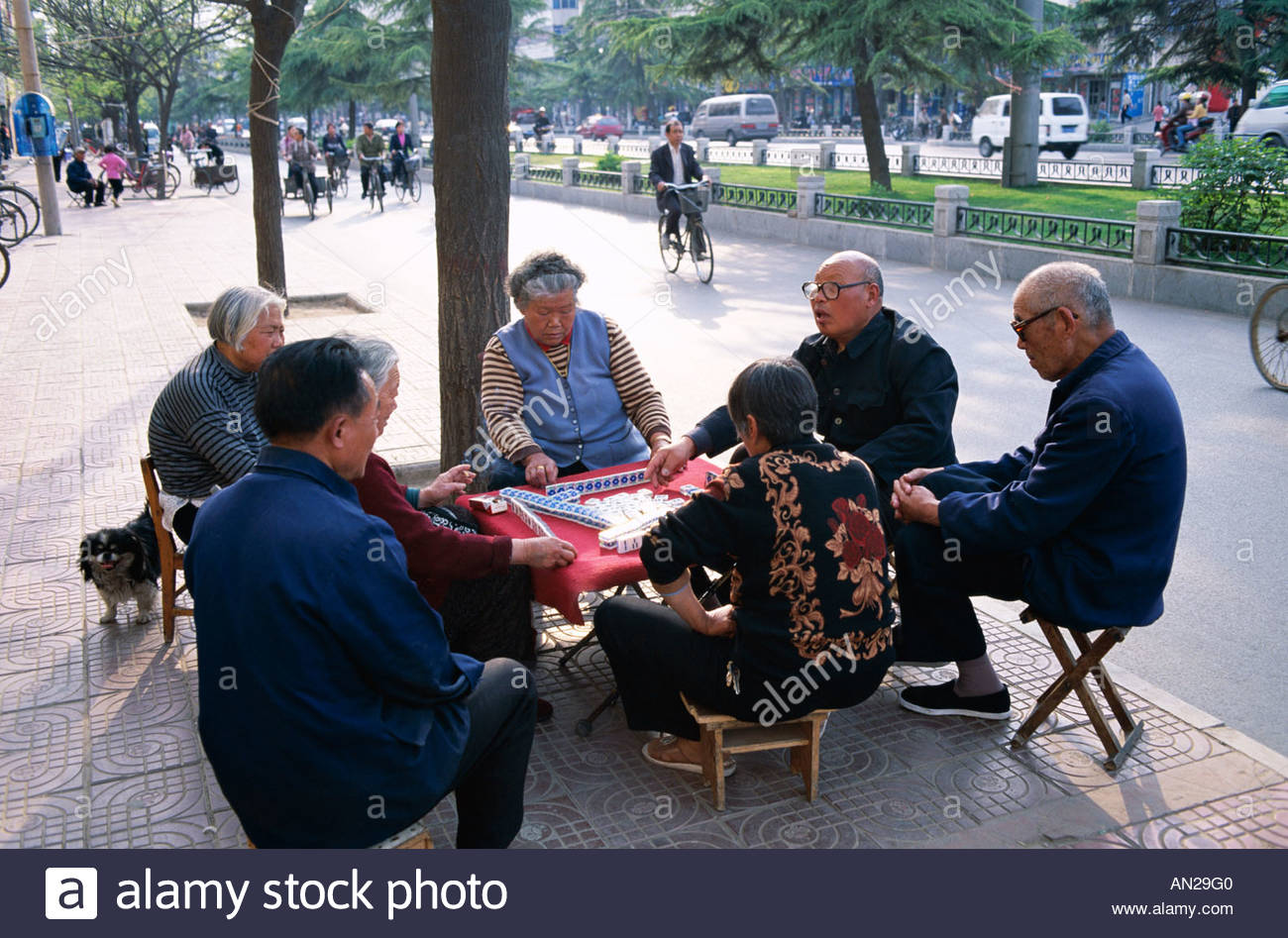 street-scene-elderly-men-women-playing-mahjong-gambling-game-beijing-AN29G0.jpg