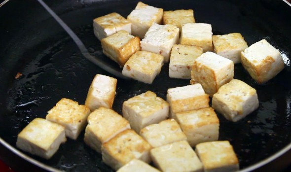 tofu_panfrying-590x349.jpg