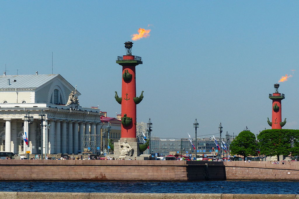 Russland,_St._Petersburg,_Rostrasäulen.JPG