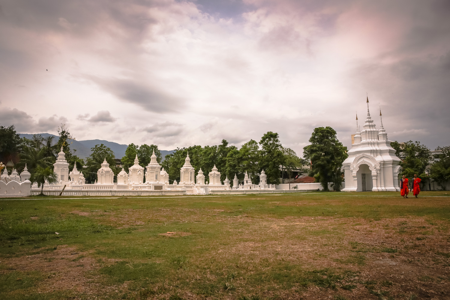 1wat suan doc monks all temple2.jpg