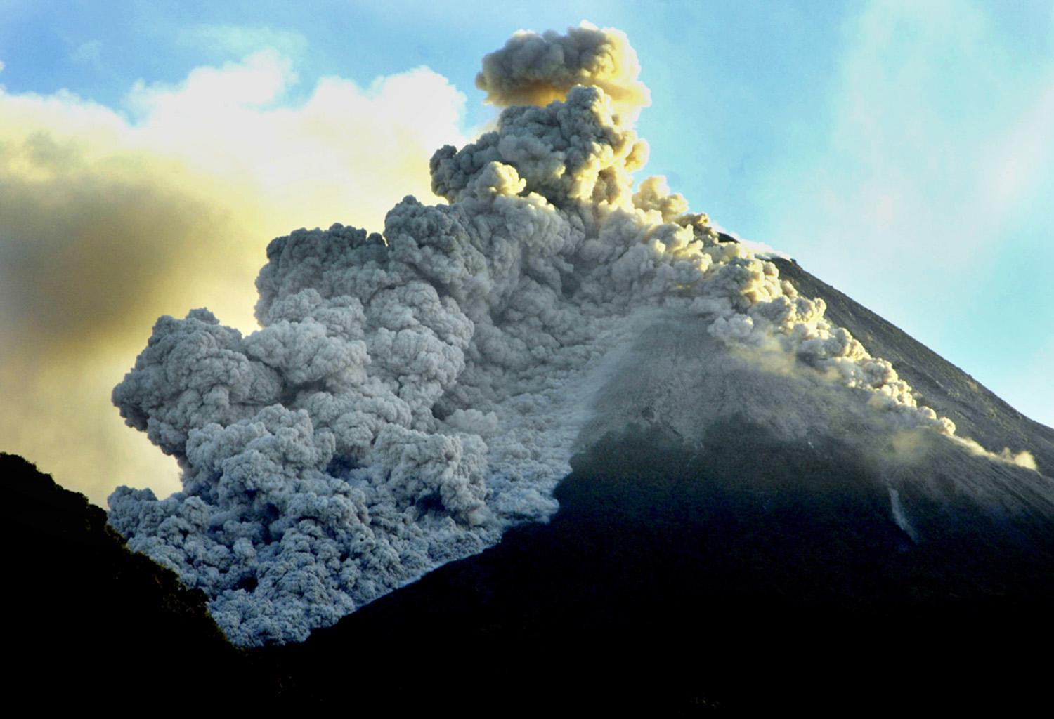 Gunung api meletus.jpg