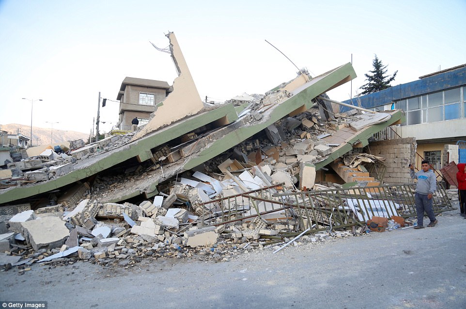 464B1C3800000578-5075297-A_powerful_earthquake_has_struck_along_the_Iran_Iraq_border_kill-a-36_1510559199628.jpg