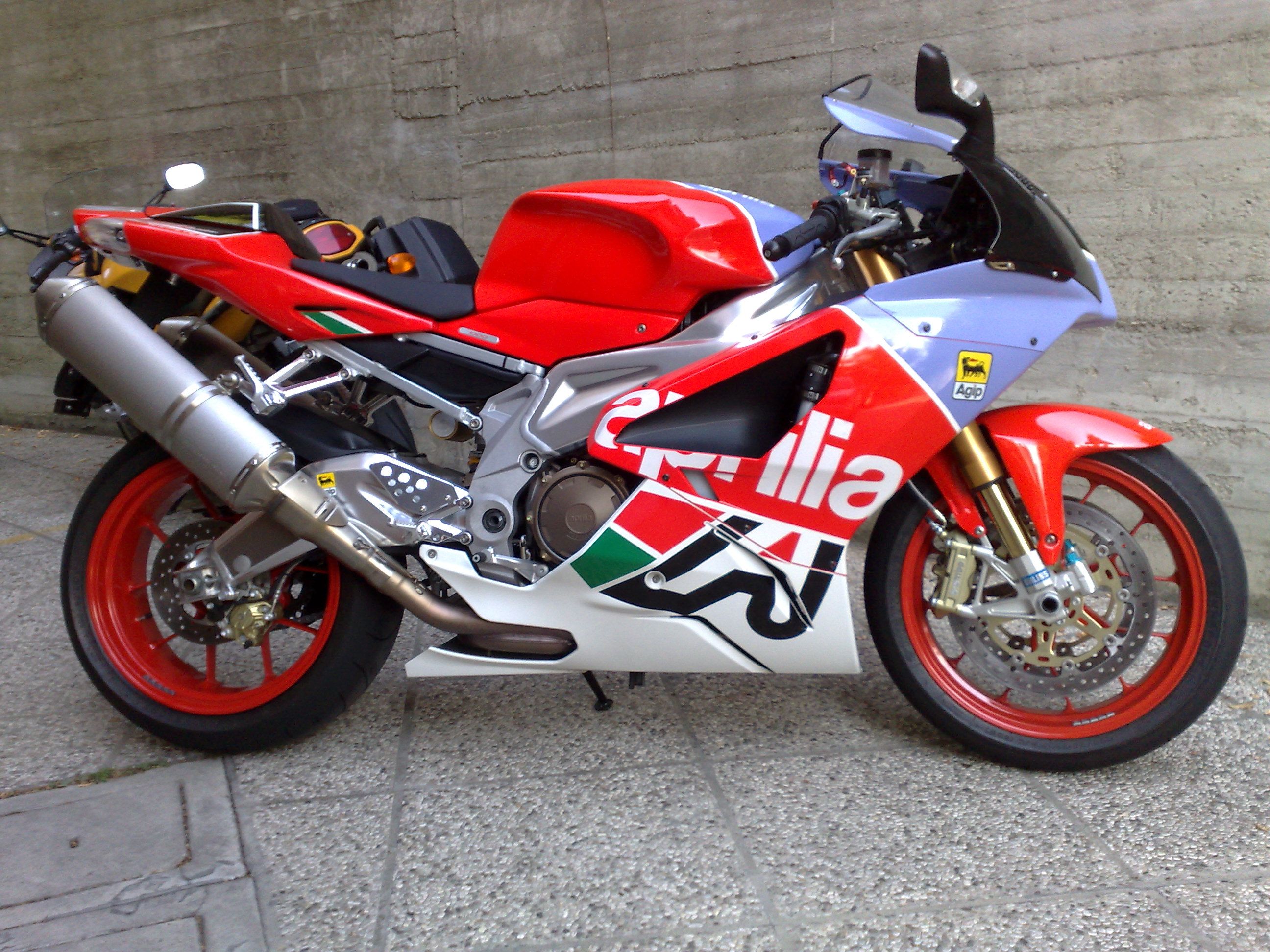 Aprilia_RSV1000R_2007.jpg