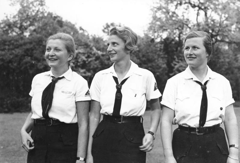 Bundesarchiv_Bild_102-04517A,_Potsdam,_Mädchen_in_der_Führerinnenschule.jpg