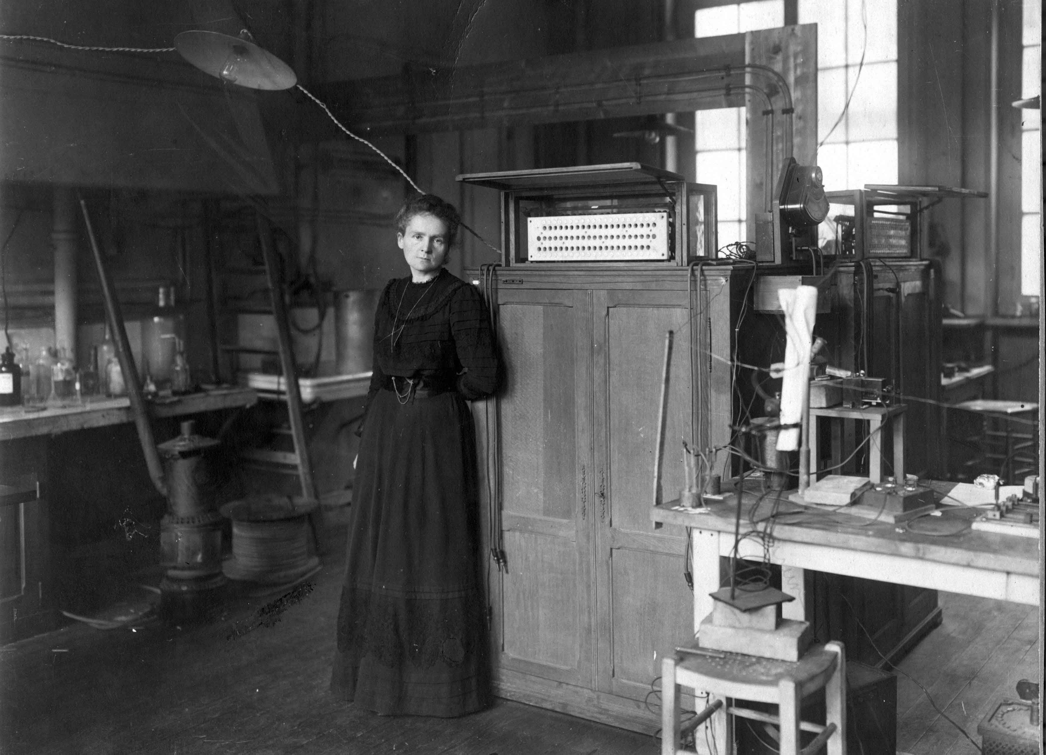 Marie-Curie-en-su-laboratorio.jpg
