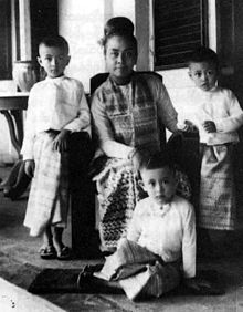 220px-Khin_Kyi_and_family.jpg