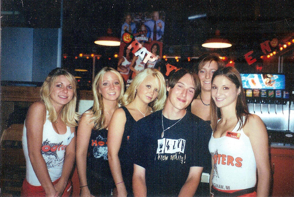 Marius among Hooters girls