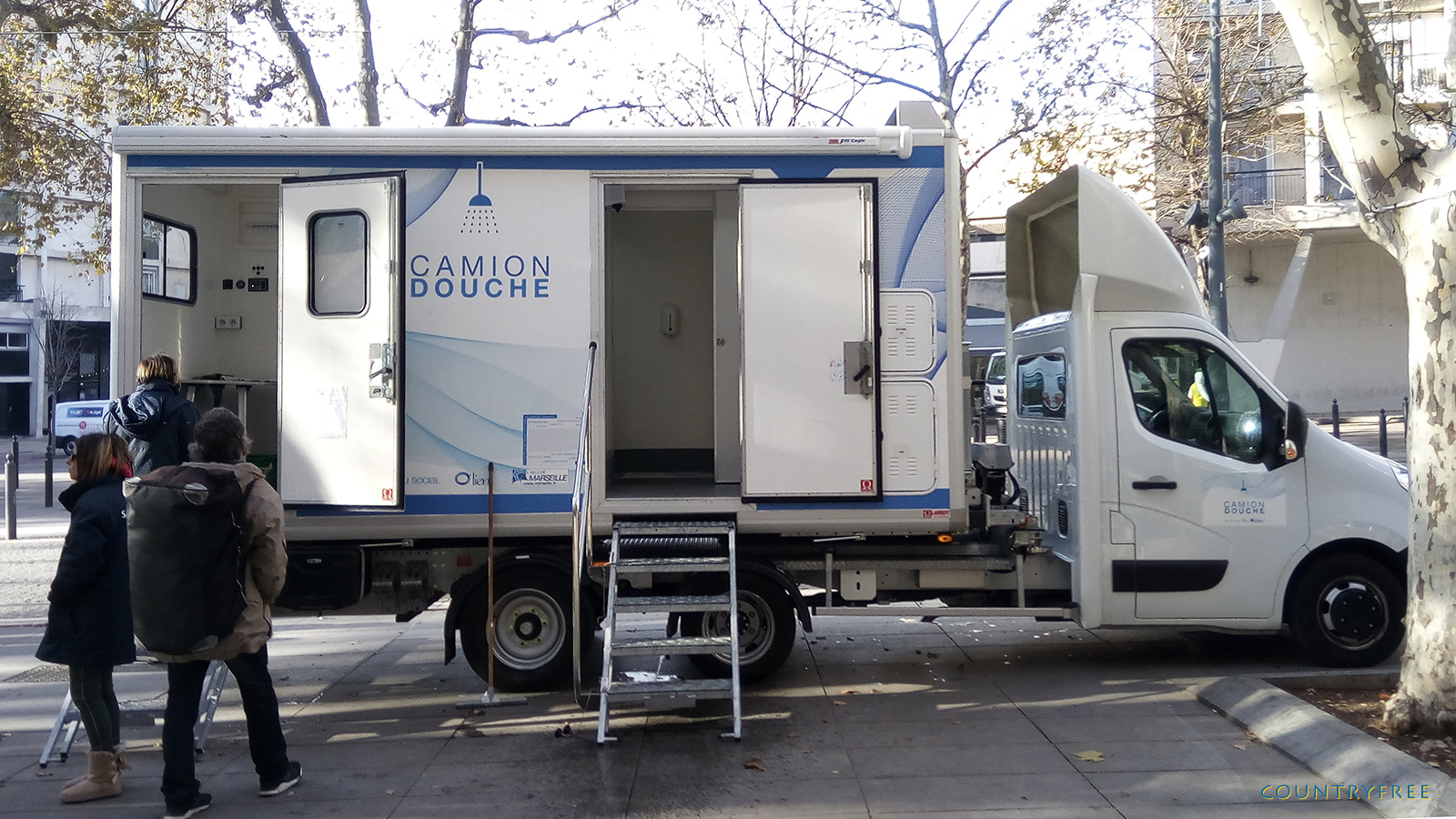À Toulouse, ces camions-douches sont gratuits pour les SDF ! By DETOURS Marseilles-shower-truck