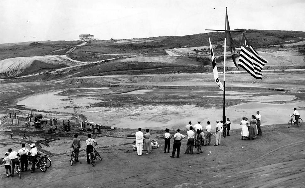 Terreno limpo e preparado para a construção do Estádio Cícero Pompeu de Toledo, o Estádio do Morumbi, do São Paulo FC, em 1954.jpg