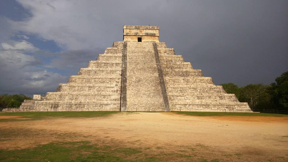 Templo_de_Kukulcán.jpg