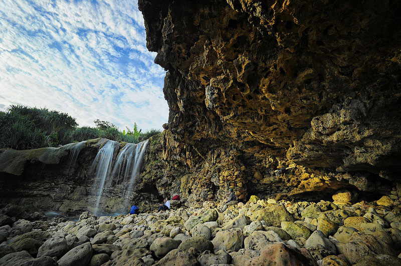 Air-terjun-di-Pantai-Jogan-Gunungkidul.jpg