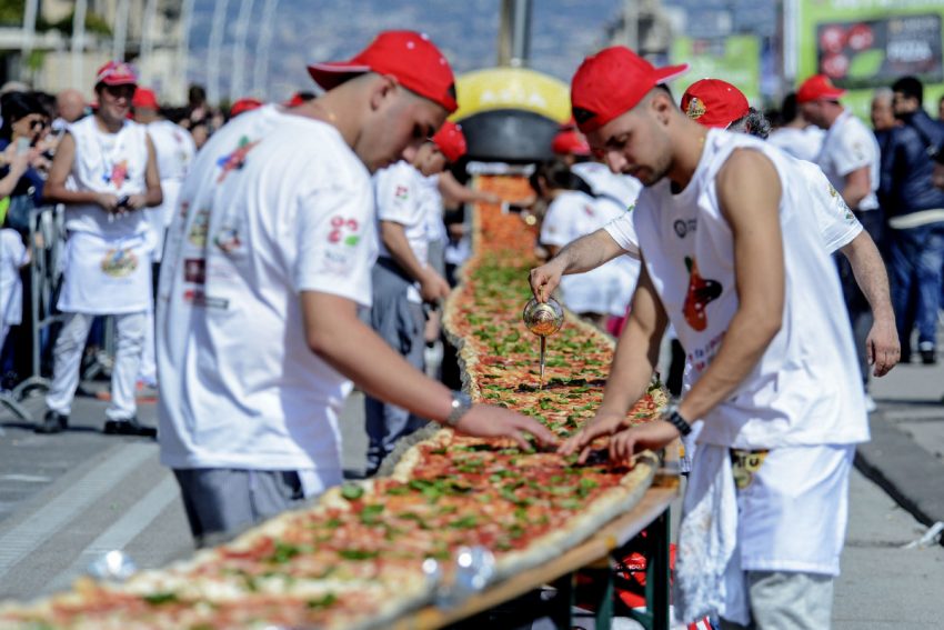 Longest pizza.jpg