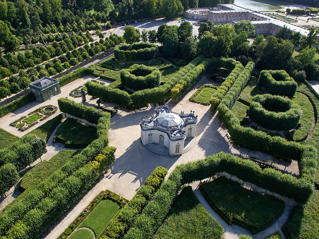 1024px-Vue_aérienne_du_domaine_de_Versailles_par_ToucanWings_-_Creative_Commons_By_Sa_3.0_-_050.jpg